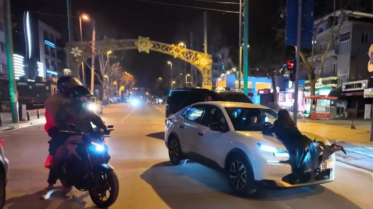 Polis uygulamasında ilginç anlar: Alkollü yolcu çakar iddiasıyla aracın önüne atladı