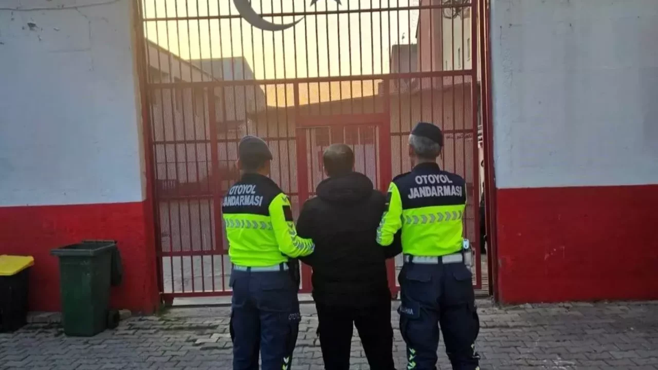 Aydın'da g&ouml;&ccedil;men ka&ccedil;ak&ccedil;ılığı operasyonu: 12 d&uuml;zensiz g&ouml;&ccedil;men yakalandı