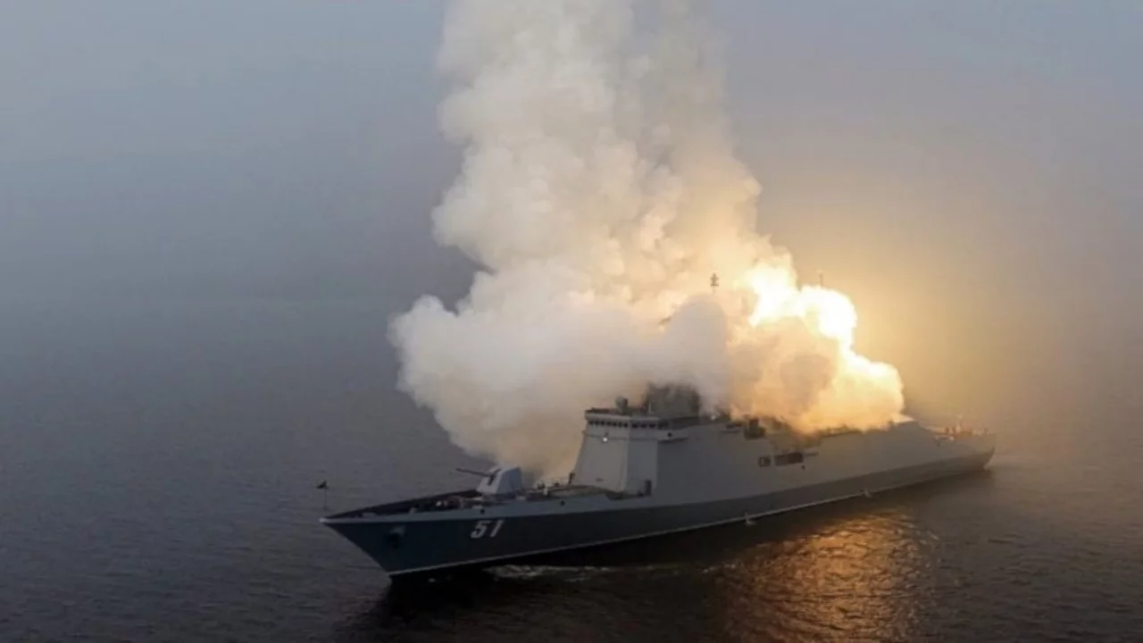 Kuzey Kore, dev savaş gemisinden stratejik füze denemesi gerçekleştirdi