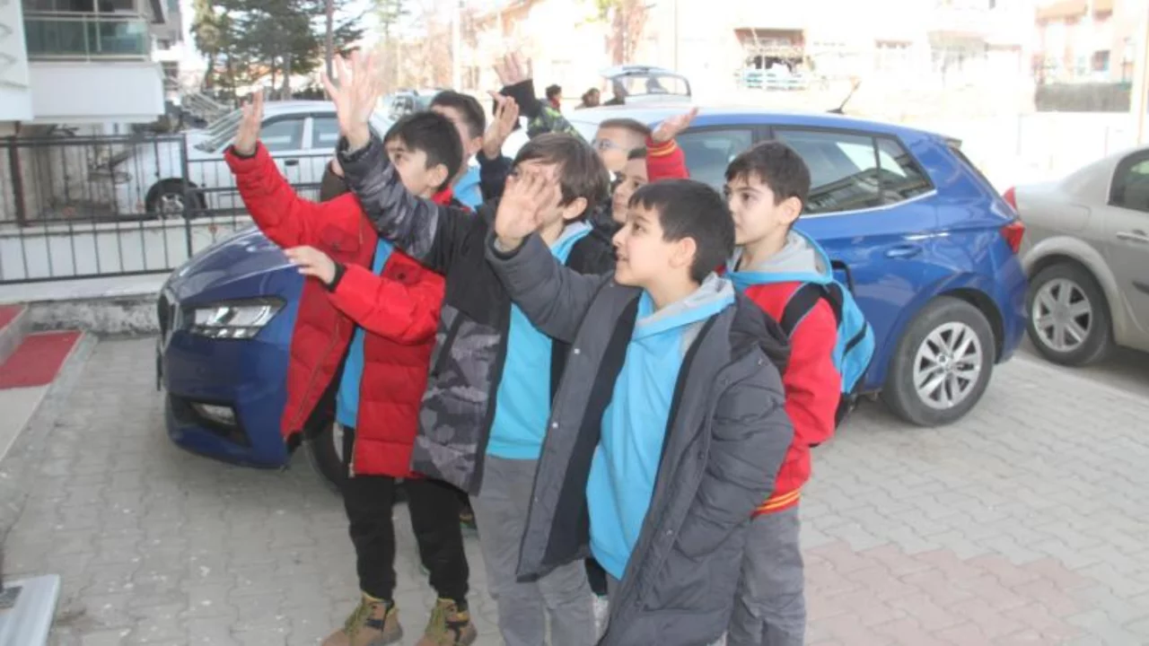 Minikler iş başında: Harçlıklar iyiliğe dönüştü