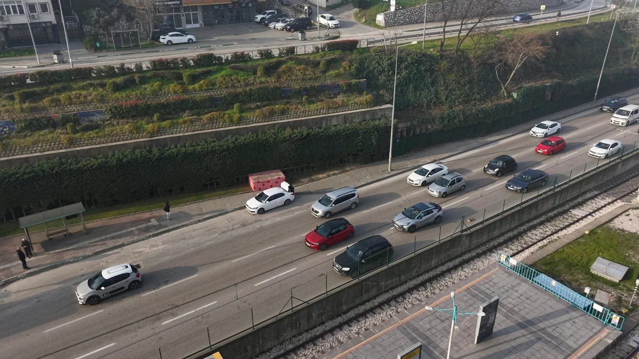 Bursa'da yol ortasında bırakılan cip sürücülere zor anlar yaşattı!