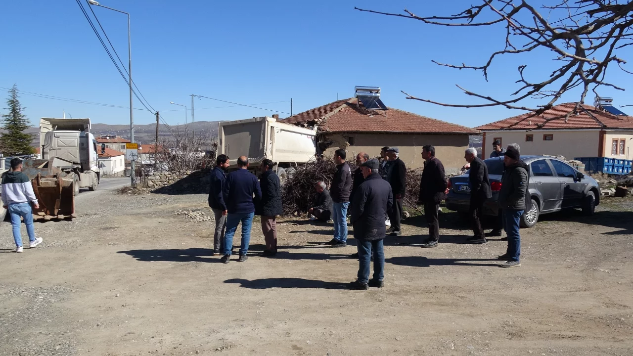 Malatya'da freni boşalan hafriyat kamyonu eve girdi: 1 yaralı