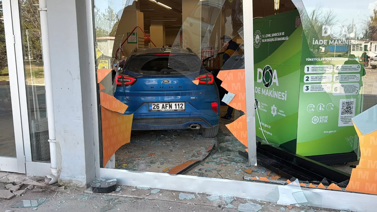 Fren yapmak yerine gaza basan otomobil süpermarkete girdi