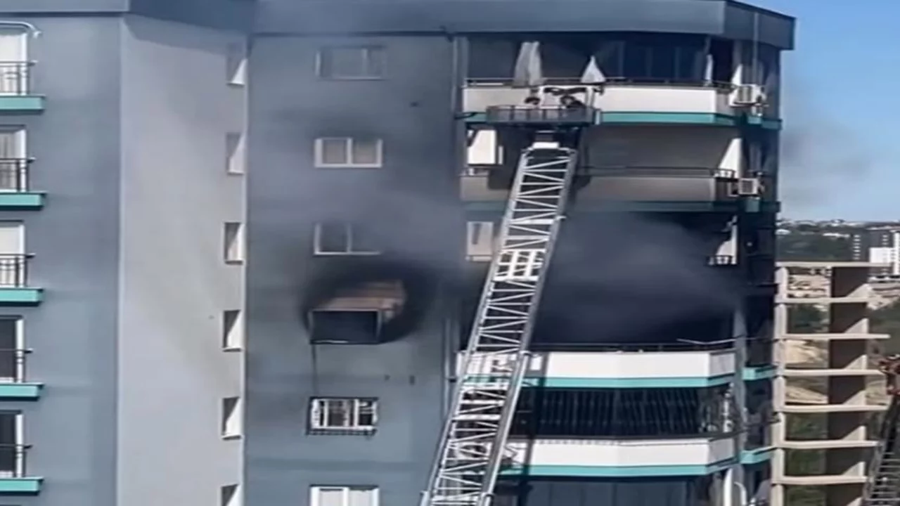 Apartmanda panik anları! Bir an bile düşünmedi...