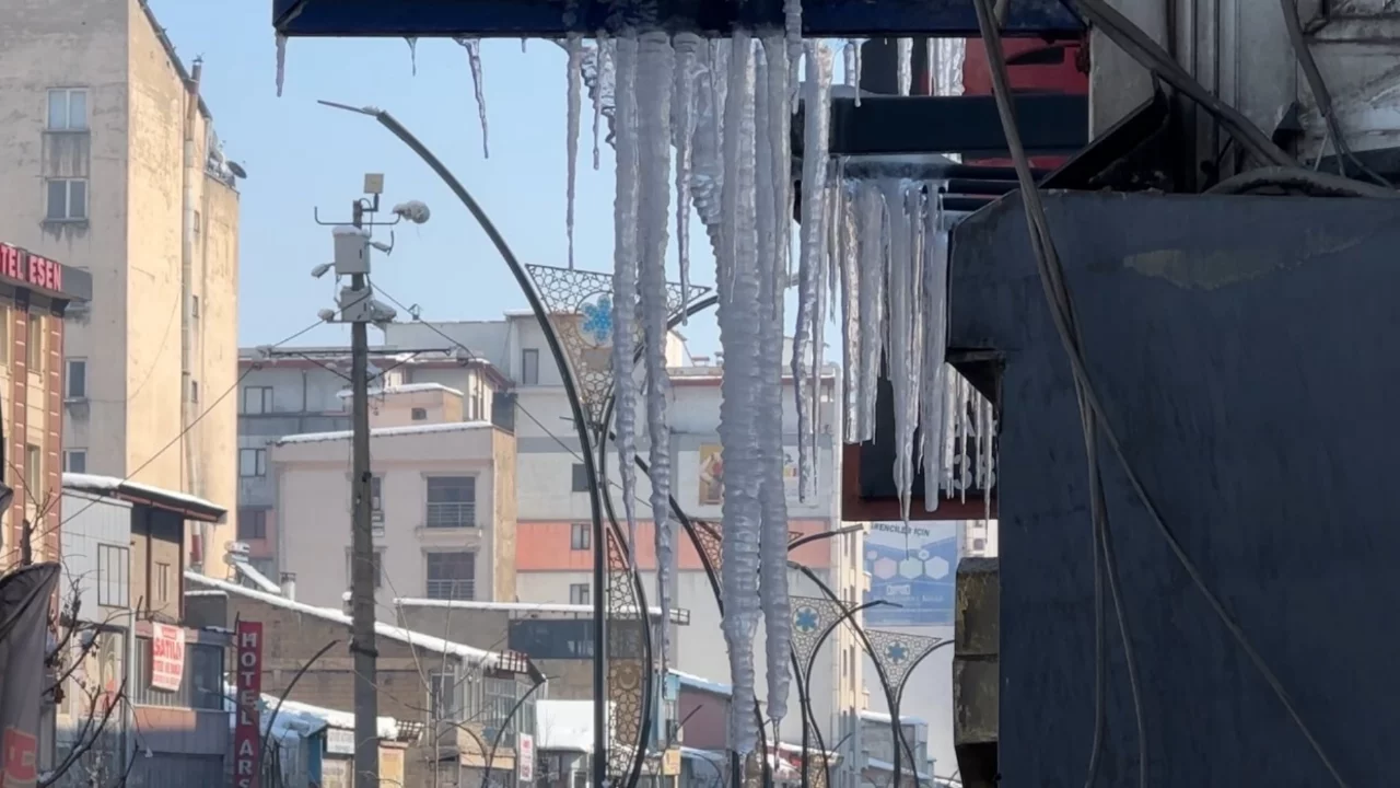 Buz sarkıtlarının boyu 1 metreyi aştı