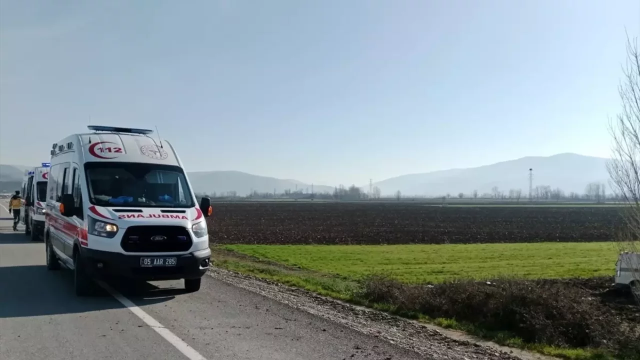 Amasya'da panelvan yoldan &ccedil;ıkıp tarlaya savruldu, 8 kişi yaralandı