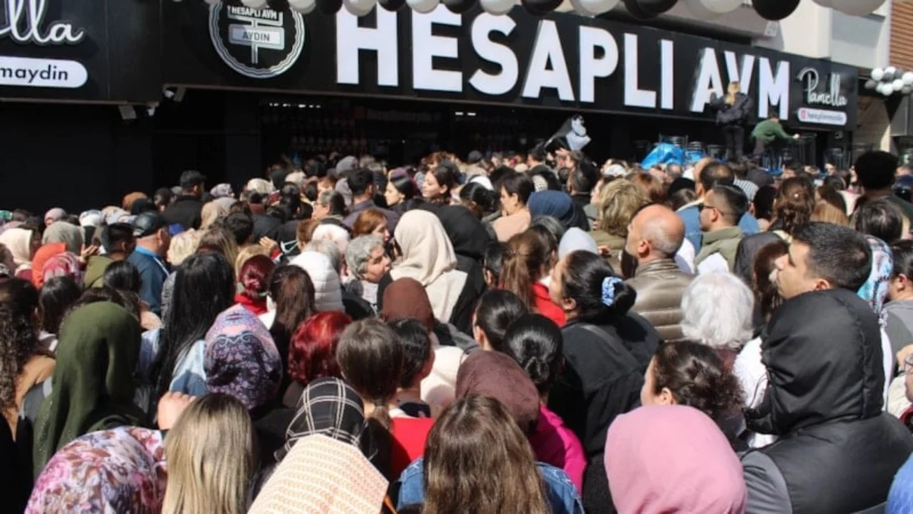 Aydın'da indirim izdihamı: Yaralanan ve bayılan vatandaşlar hastaneye kaldırıldı