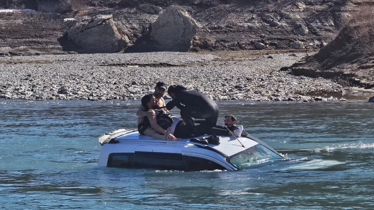 Araç baraj gölüne uçtu: 1 yaralı