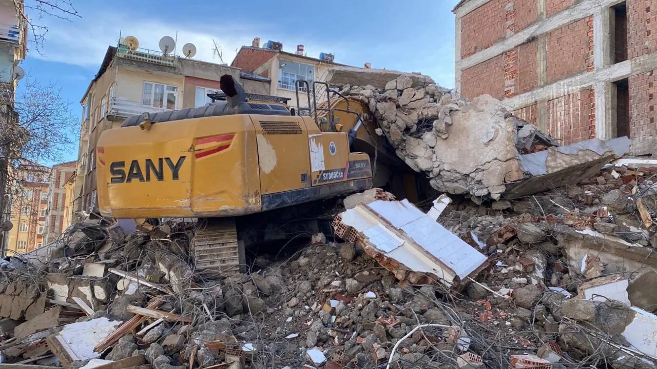 Bina enkazı iş makinesinin üzerine yıkıldı!