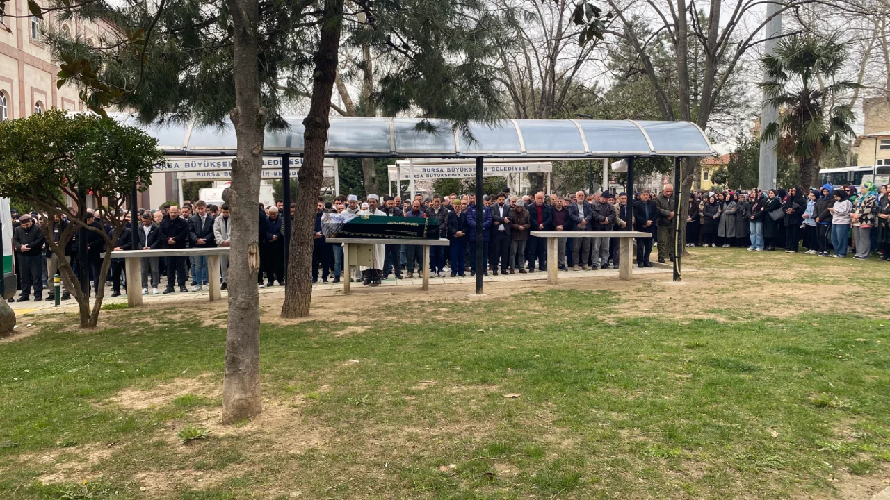 Bursa'daki silahlı saldırıda ölen güzellik uzmanı kadın toprağa verildi