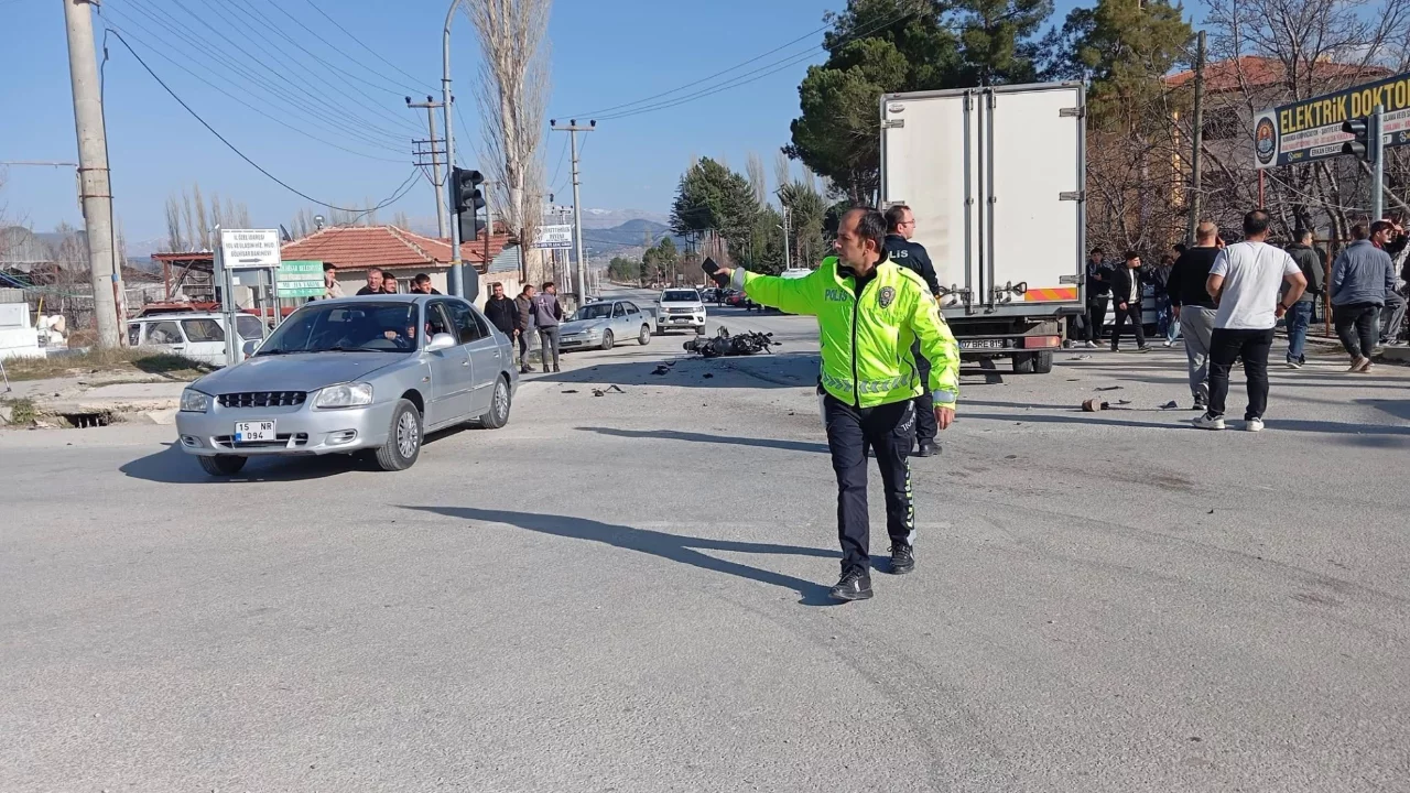 Kamyonet ile çarpışan motosikletin sürücüsü hayatını kaybetti