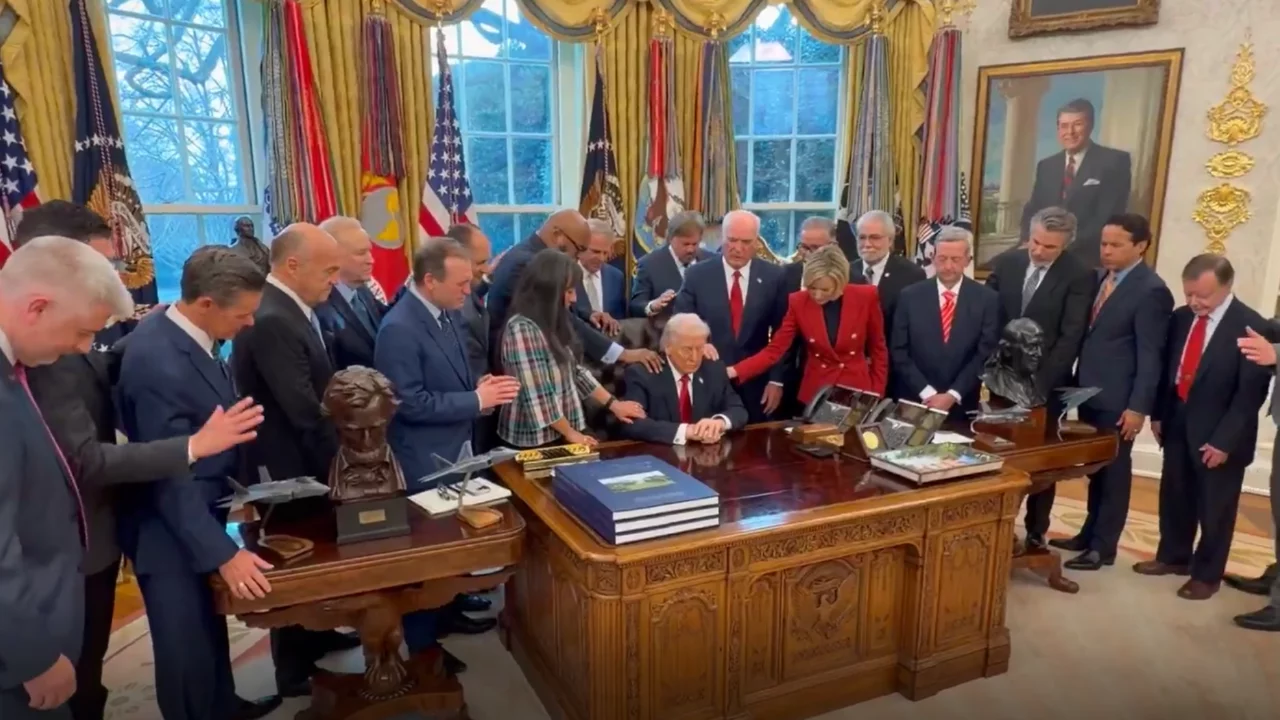 Beyaz Saray'da ilginç görüntüler! Trump'a dua ettiler...