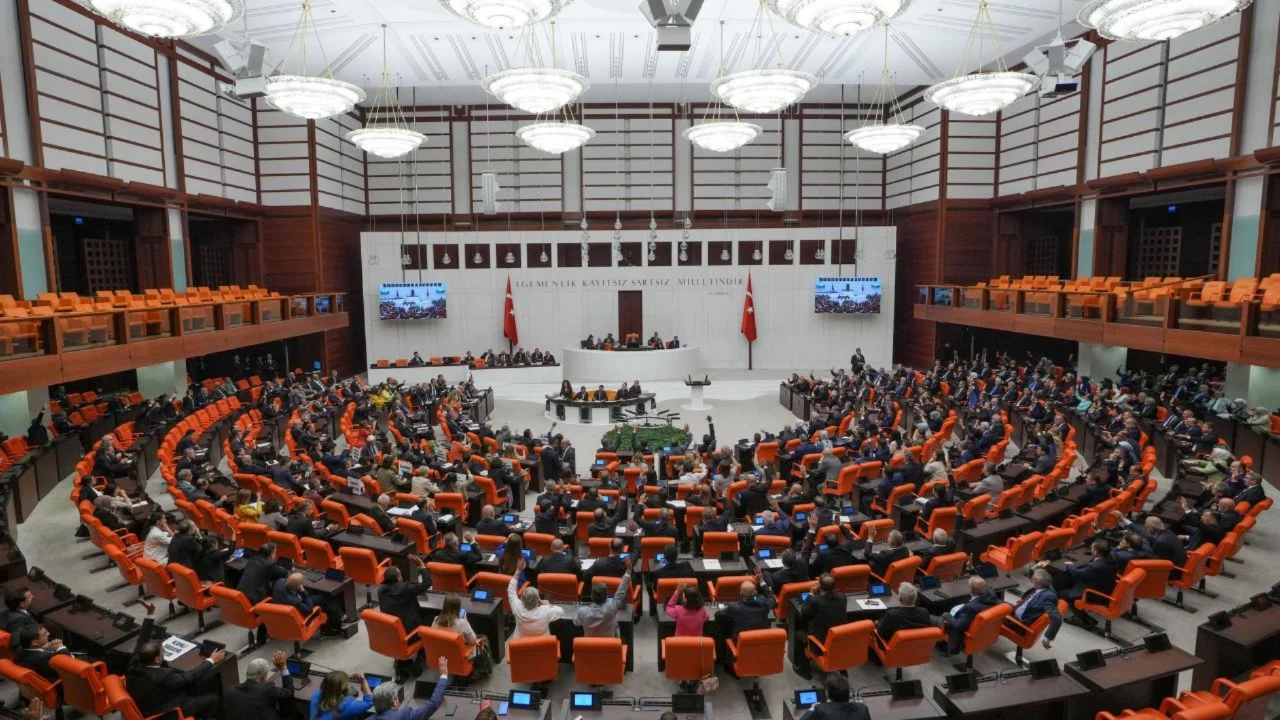 &Ccedil;ocukların su&ccedil;a s&uuml;r&uuml;klenmesini araştıran komisyonun g&ouml;rev s&uuml;resi uzatıldı