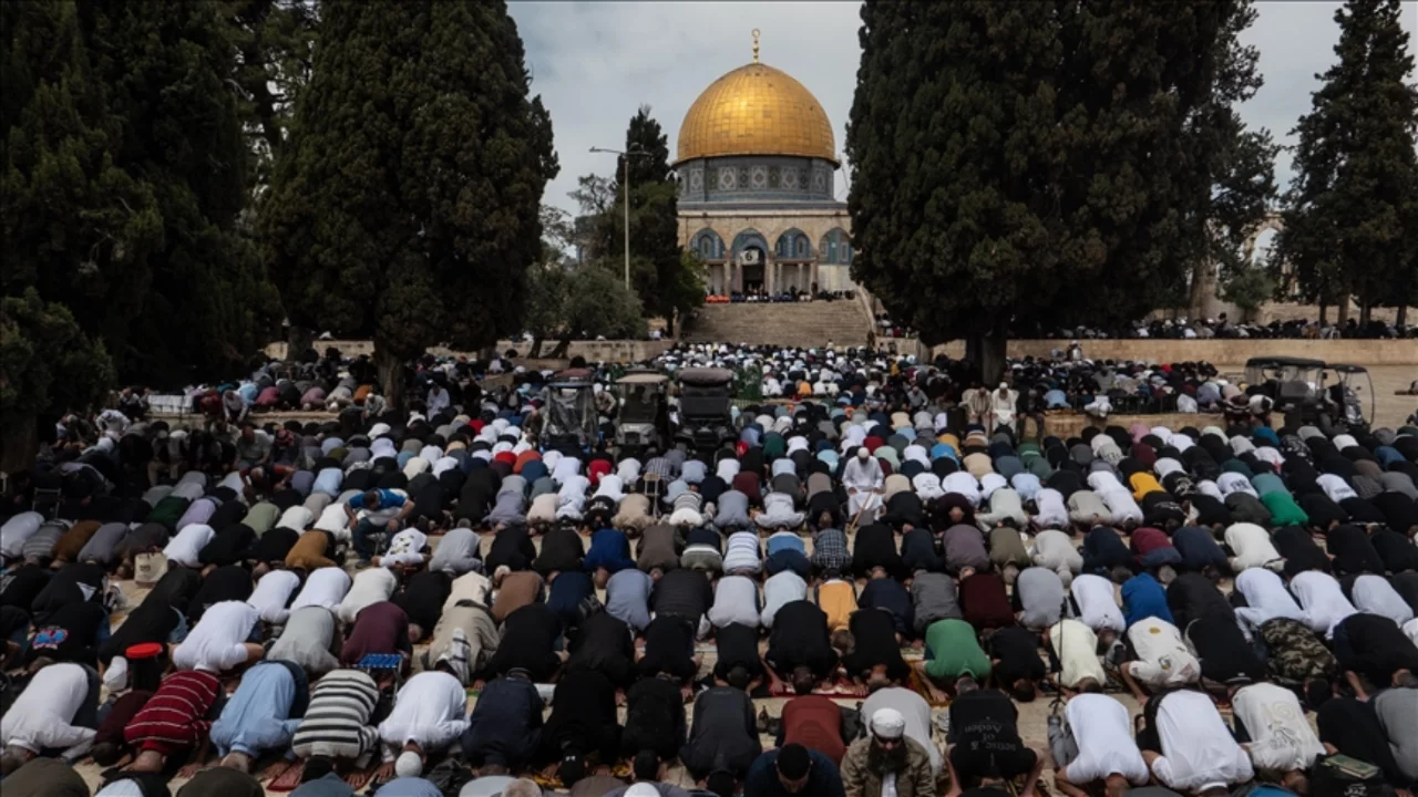 İsrail, Filistinlilerin Mescid-i Aksa'da cuma namazı kılmasına izin vermeyecek