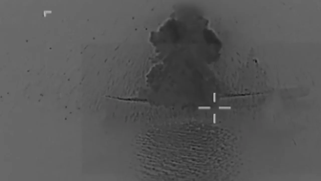 ABD ordusu, İran'a ait İHA gemisine yönelik saldırının görüntülerini yayınladı