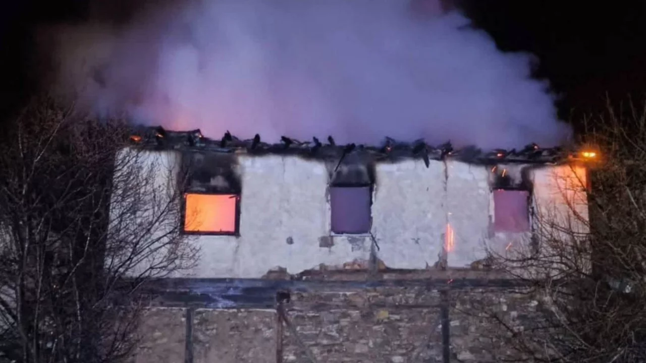 Uşak'ta iki katlı evde yangın!