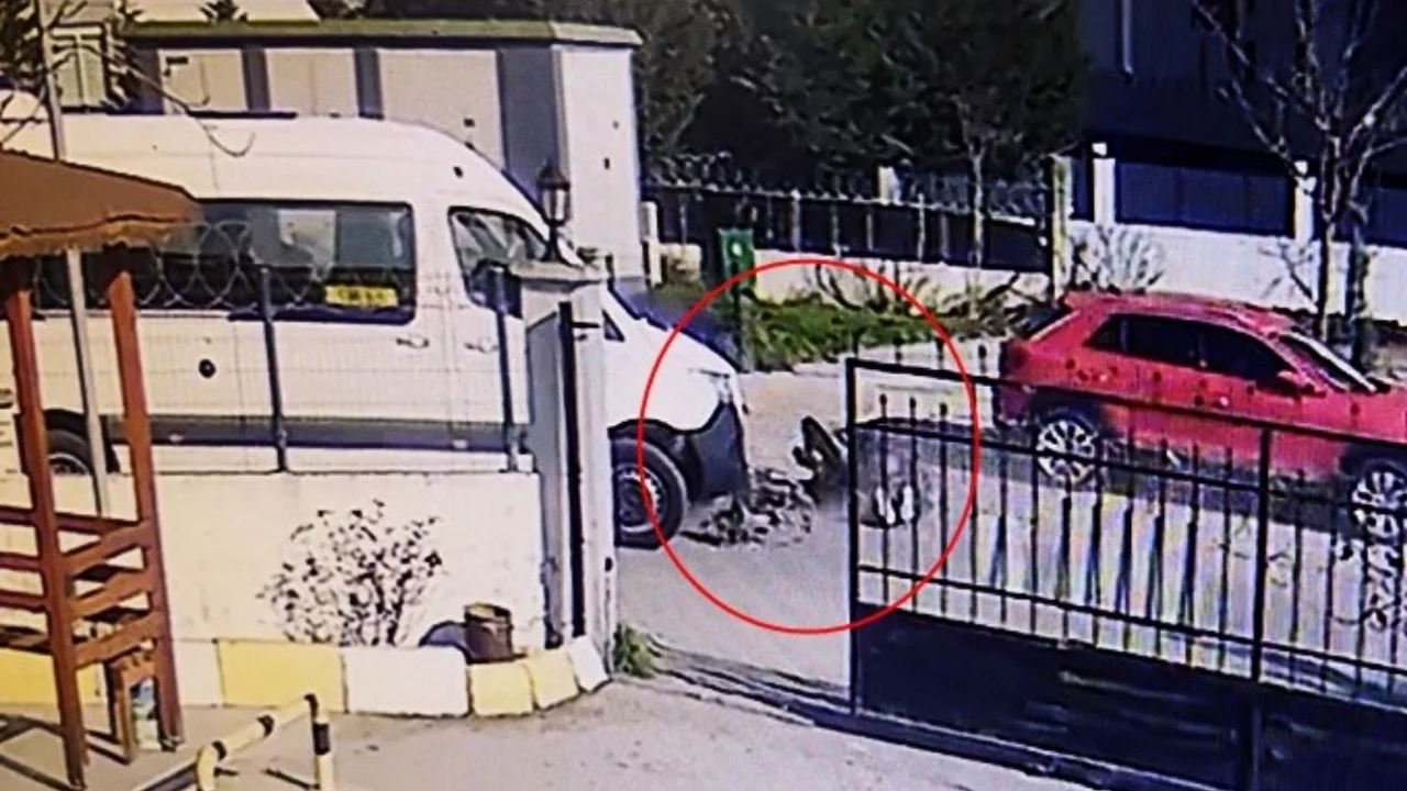 Okul servisine çarpmamak için motosikletten düşüp metrelerce savruldular