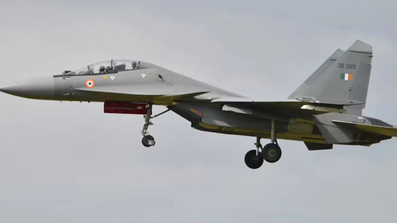 Hindistan'da savaş uçağı düştü