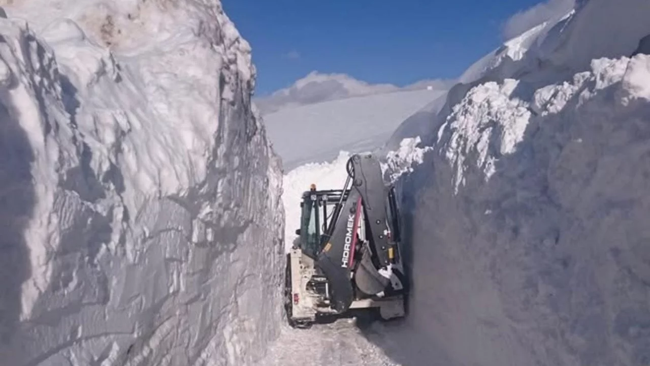 Kar kalınlığı 4 metreye ulaştı; iş makineleri güçlükle ilerliyor 