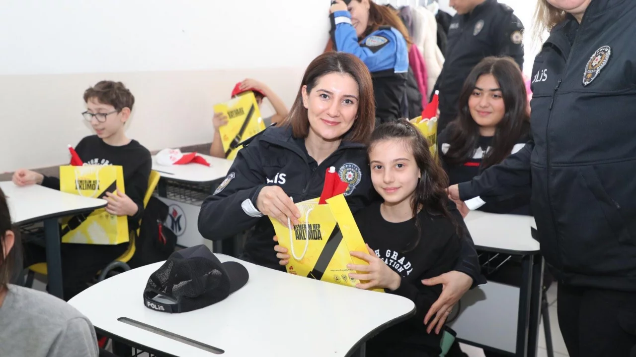 Bursa polisi öğrenciler ile bir araya gelmeye devam ediyor 