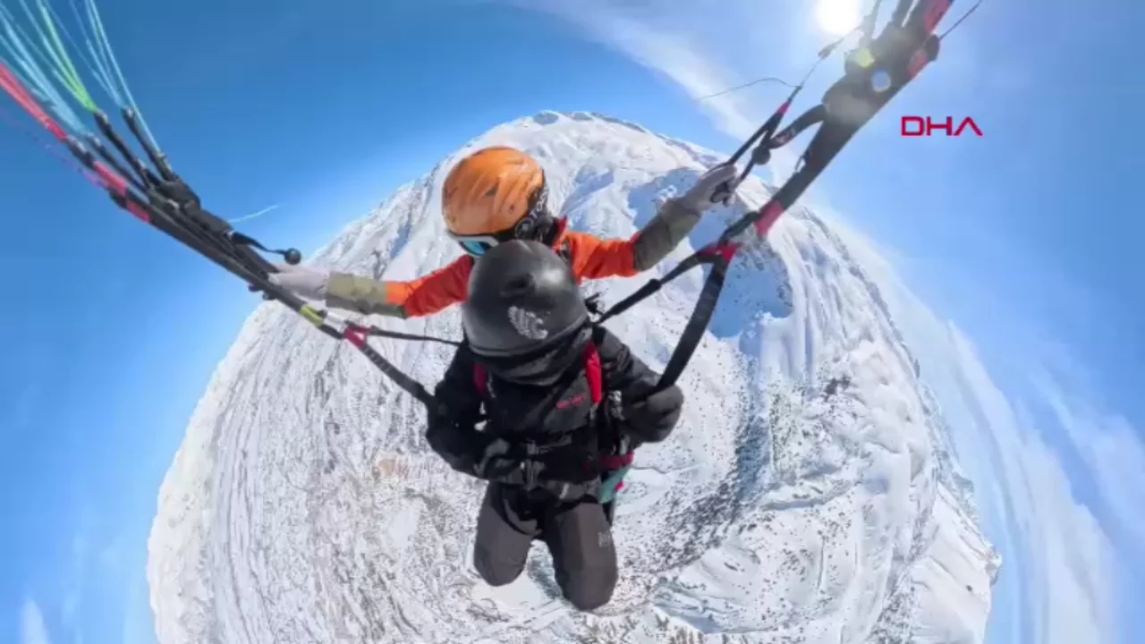 Yarasa adam Ergan Dağı Kayak Merkezi'nde uçtu