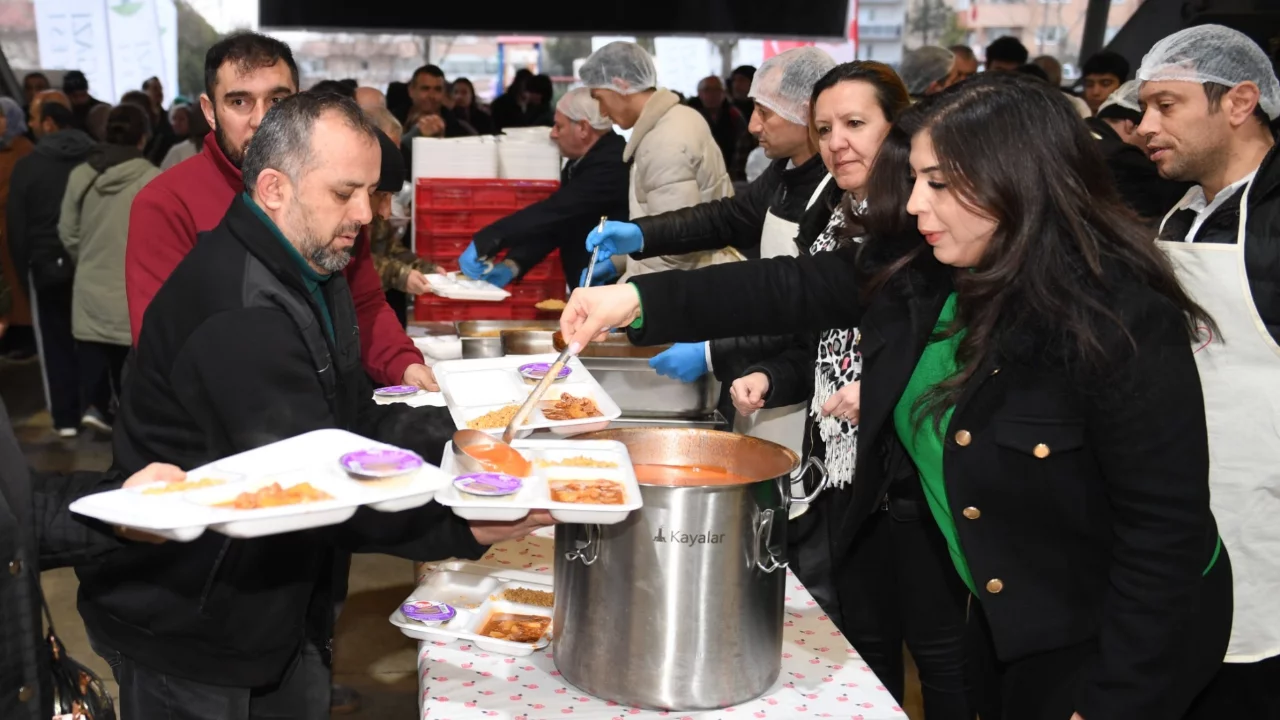Bursa'da Osmangazi Belediyesi Ramazan bereketini 1050 Konutlar'a taşıdı