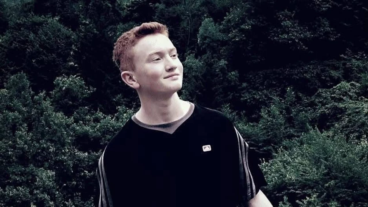 Minibüs, trafik levhası direğine çarptı; sürücü öldü, babası yaralandı