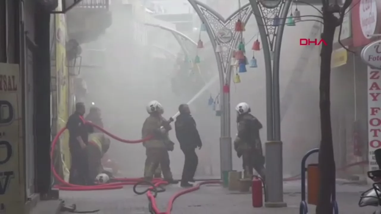 Oyuncak dükkanının deposu yandı