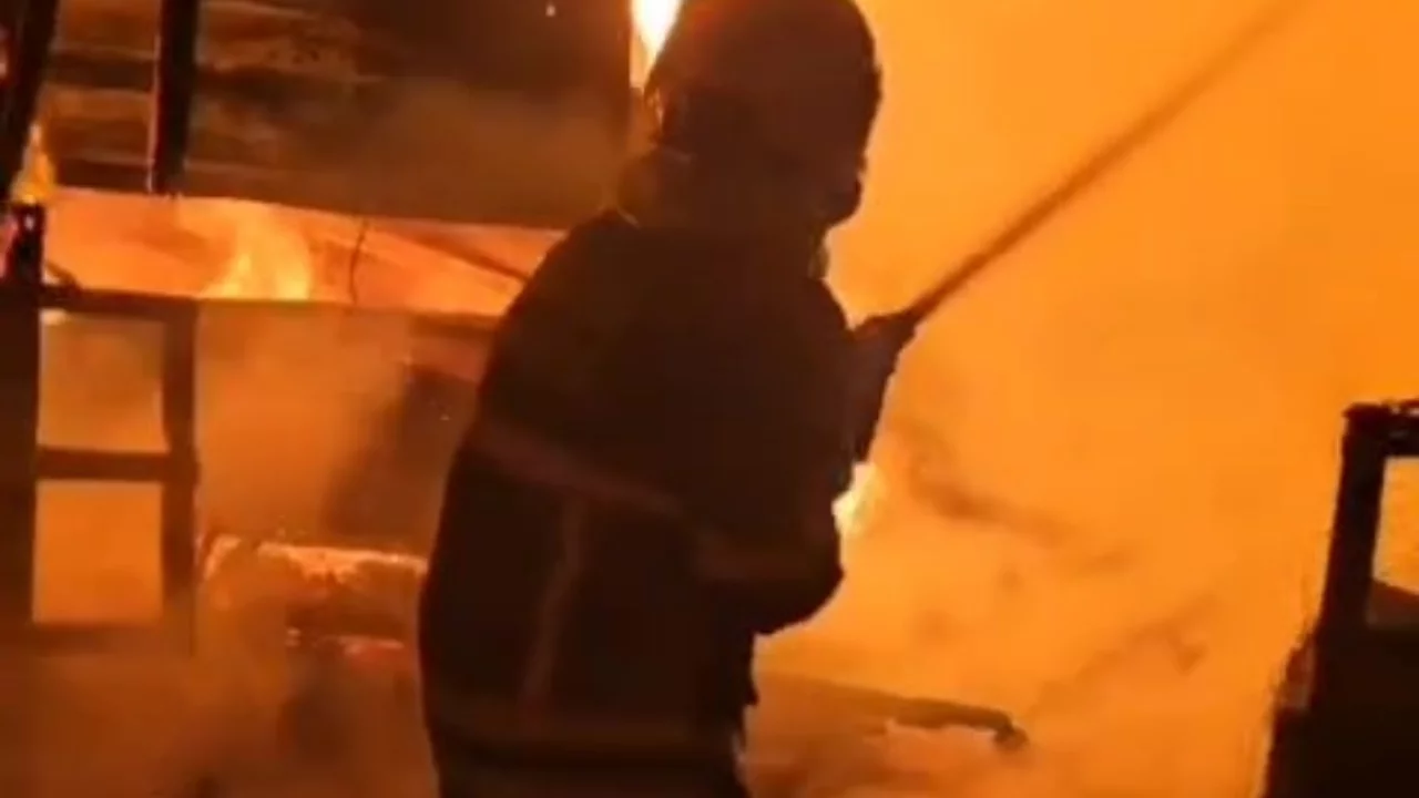 Baraka alevlere teslim oldu