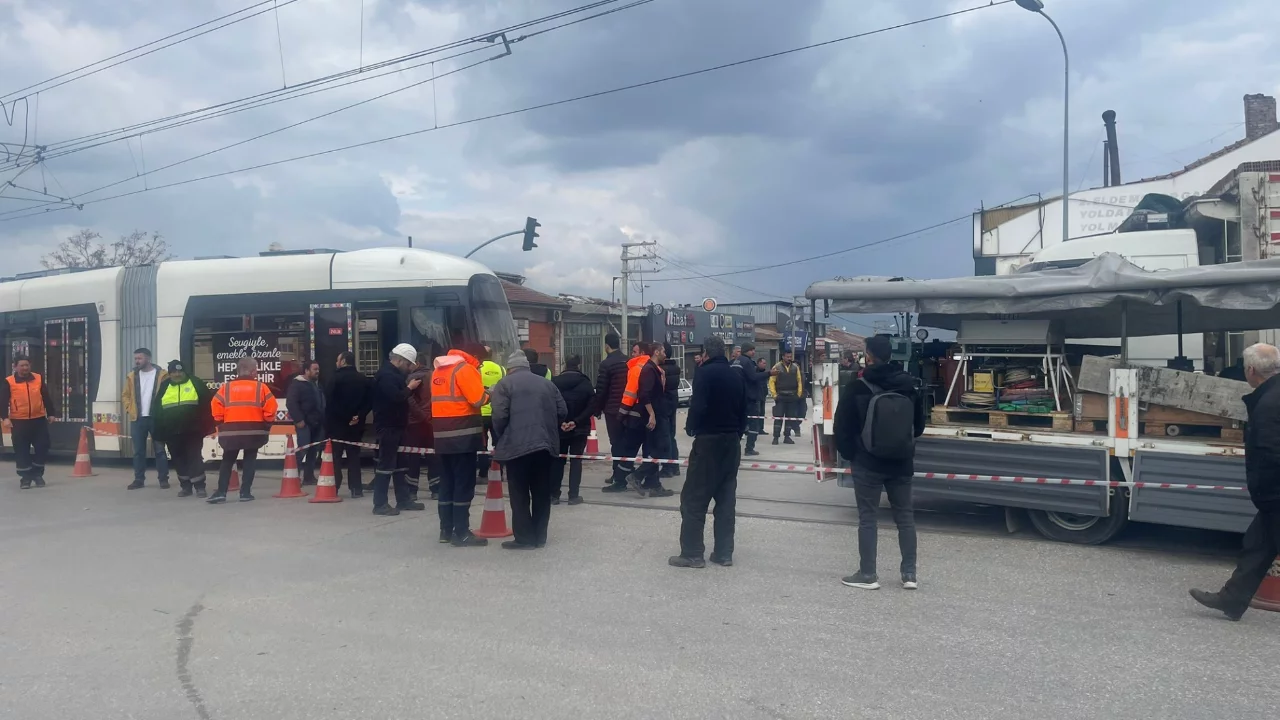 Minib&uuml;sle &ccedil;arpışan tramvay raydan &ccedil;ıktı