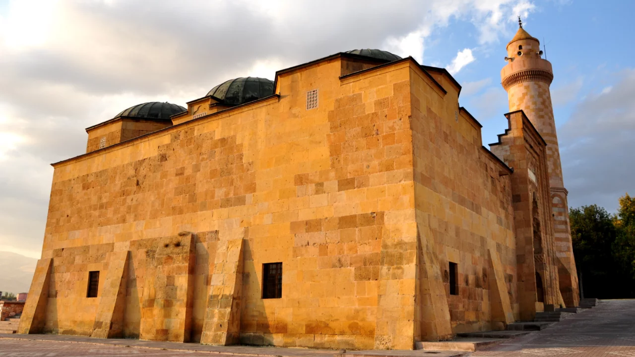 800 yıllık Sel&ccedil;uklu camisi meraklılarını bekliyor