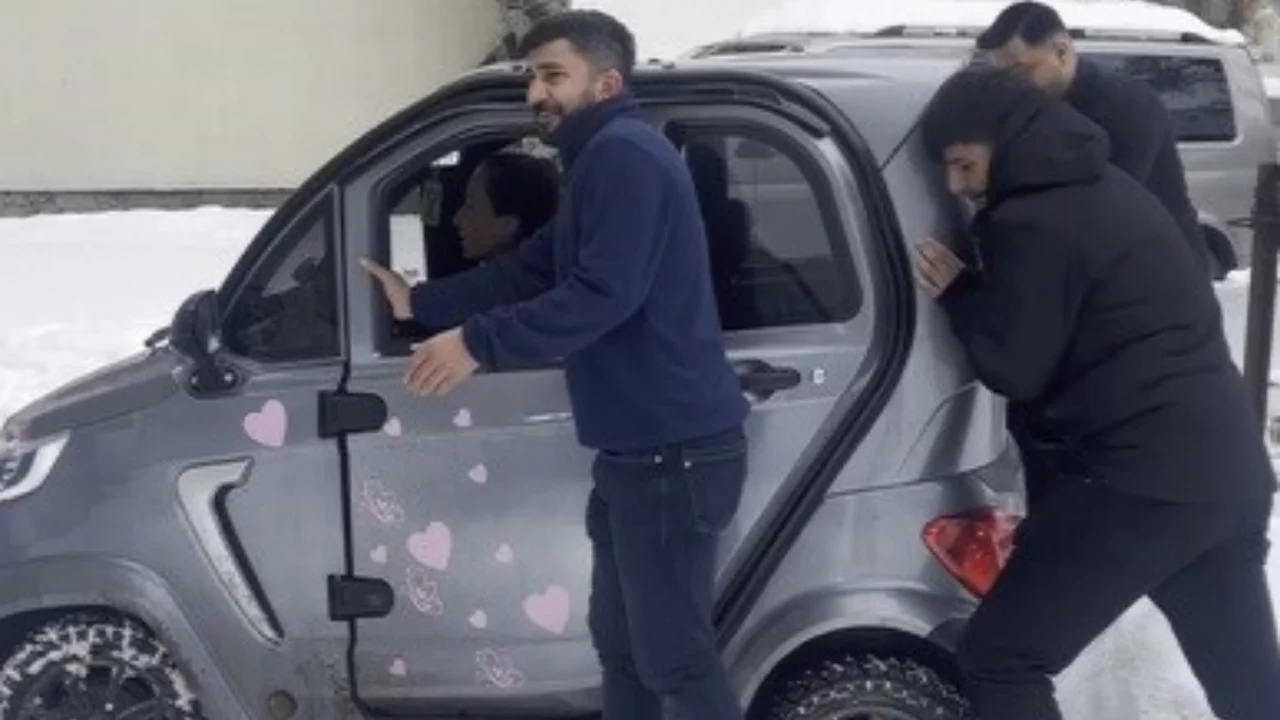 K&uuml;&ccedil;&uuml;k otomobil kara saplandı: Vatandaşlar ite kaka kurtardı