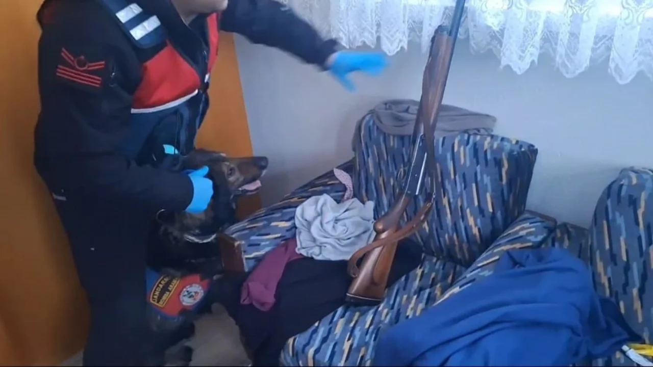 Evdeki cephanelik jandarma operasyonuyla ele ge&ccedil;irildi