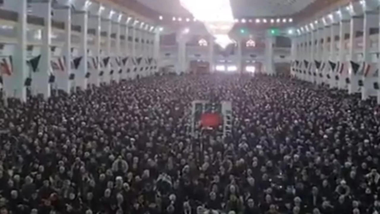 Tebriz'de binlerce kişinin katılımıyla cuma namazı kılındı