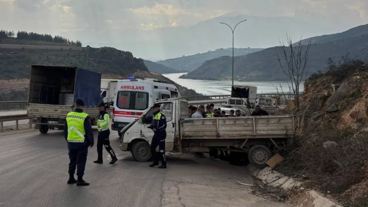 Bursa'da kontrolden çıkan kamyonet yamaca çarptı: 1 yaralı