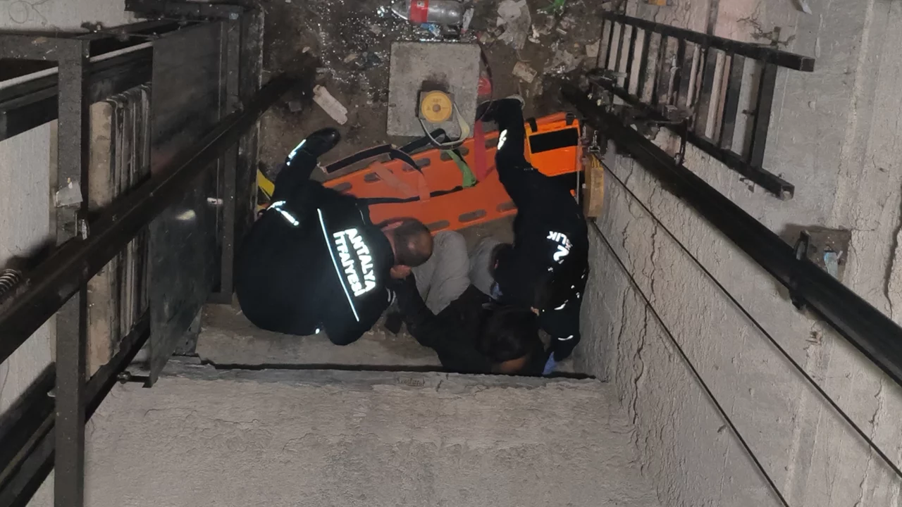 Arızalanan asans&ouml;r&uuml; kontrol etmek isterken asans&ouml;r boşluğuna d&uuml;şt&uuml;