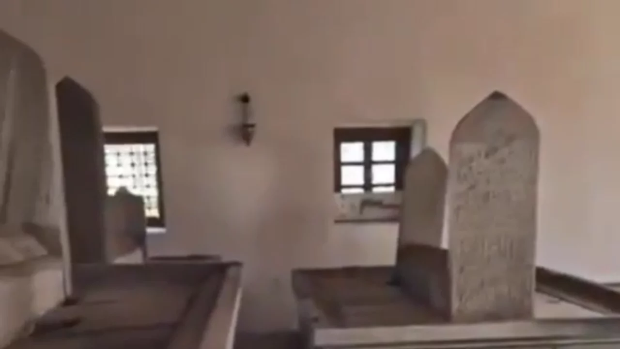 Bursa'da tarihi türbede utandıran görüntü! İçerisi dışkı ve kokudan geçilmiyor... 
