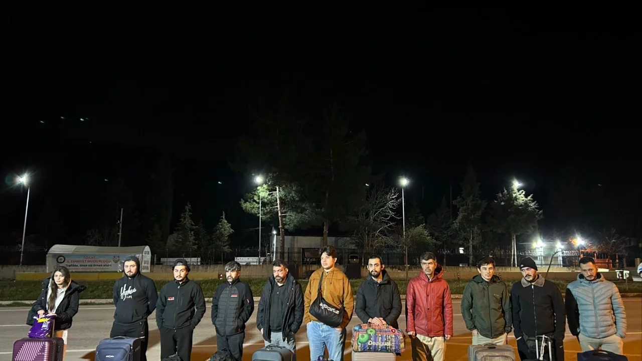 Durdurulan otob&uuml;ste 11 ka&ccedil;ak g&ouml;&ccedil;men yakalandı