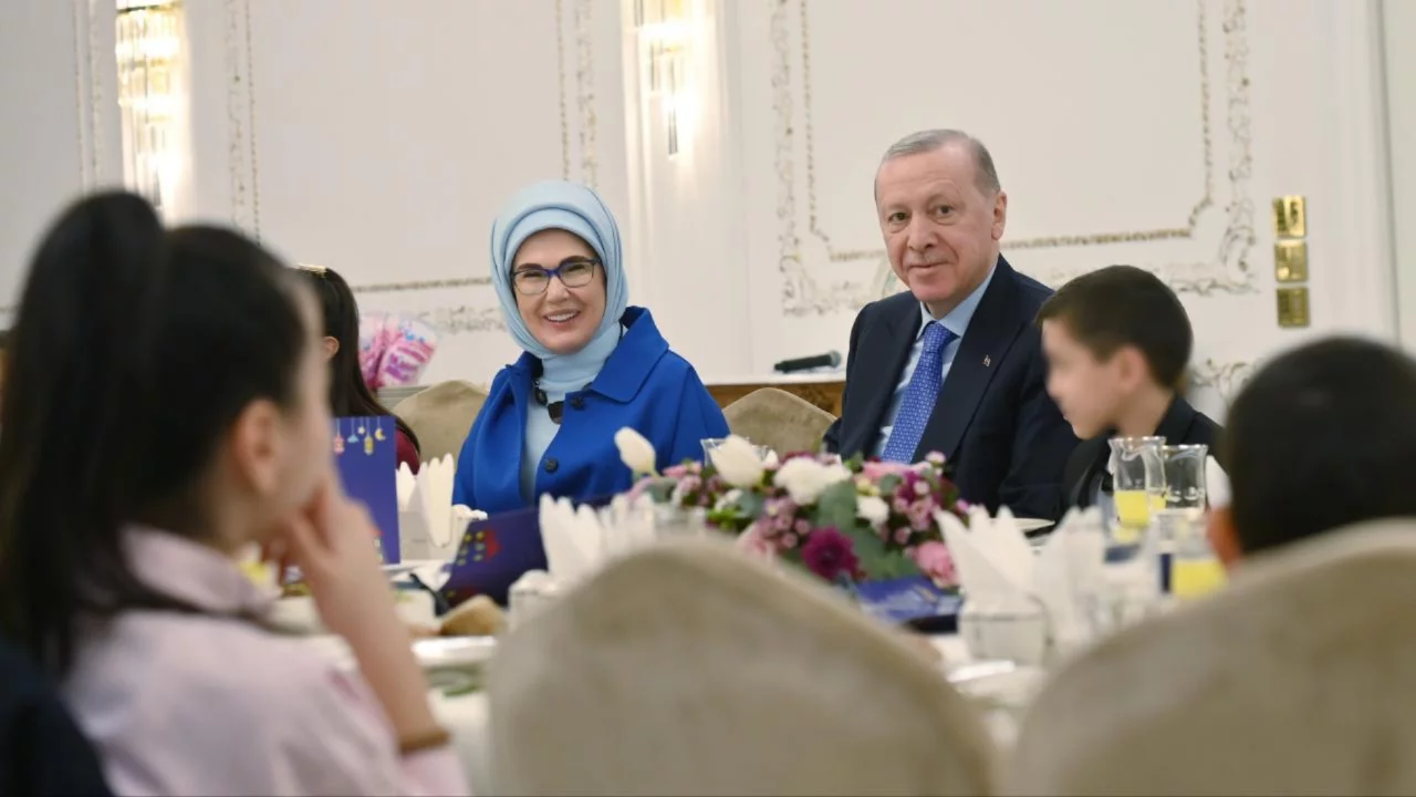 Cumhurbaşkanı Erdoğan, devlet himayesindeki çocuklarla iftarda bir araya geldi
