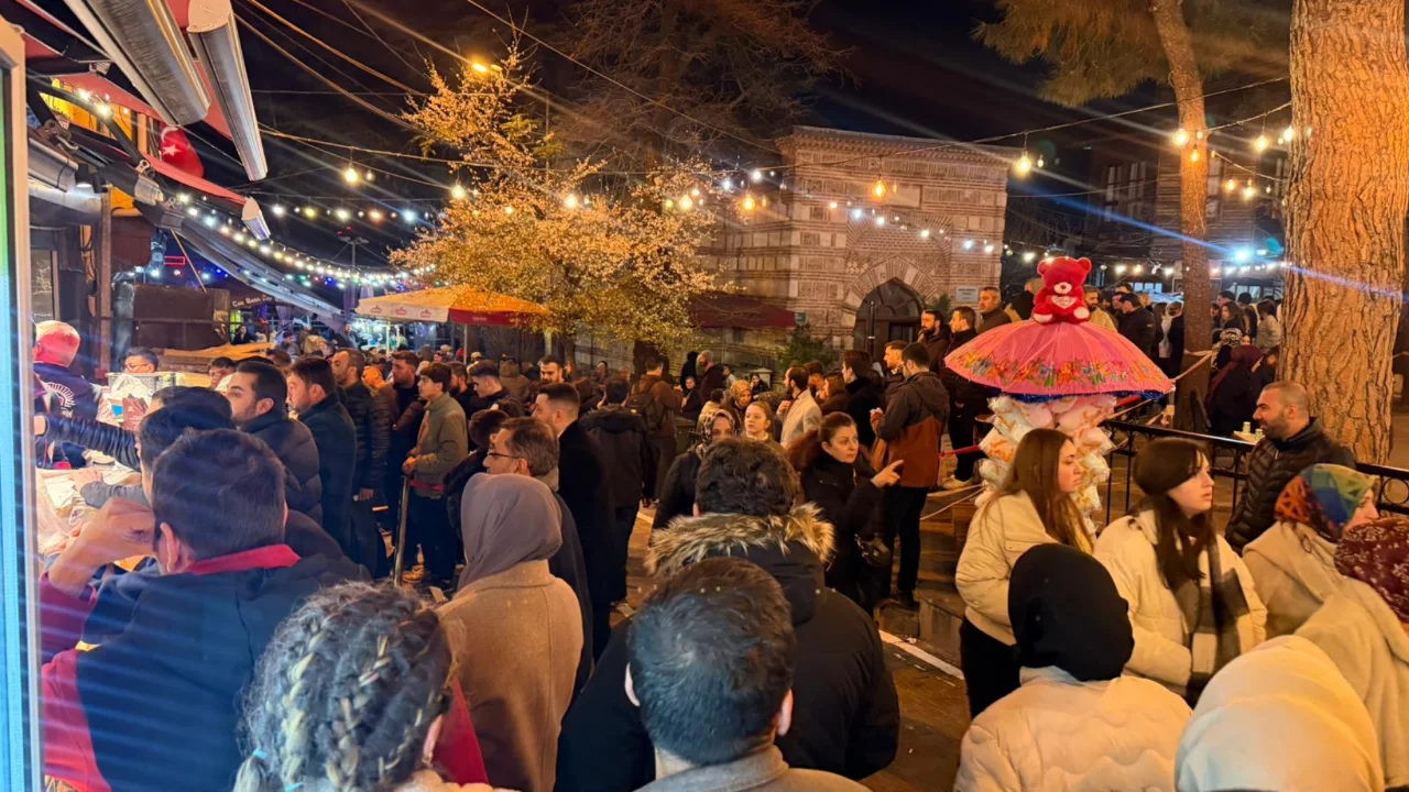 Bursa'da Ramazan'ın sahur geleneği her yıl aynı meydanda yaşatılıyor!