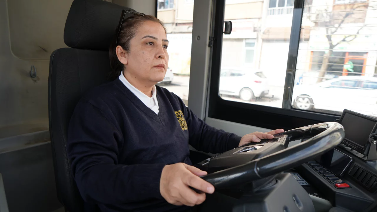 Hayaliydi, başardı: Şehrin ilk kadın otobüs şoförü oldu