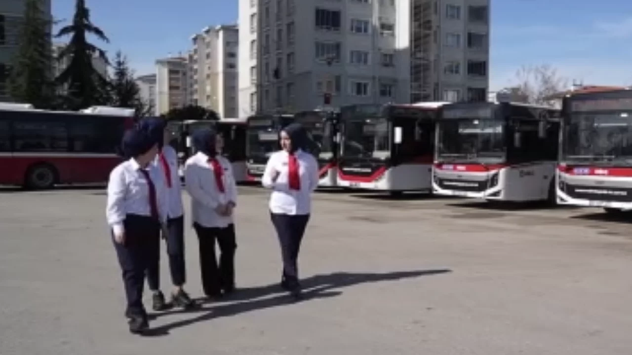 Direksiyonda kadın g&uuml;c&uuml;: Samsun'da yolcuları kadın şof&ouml;rler taşıyor