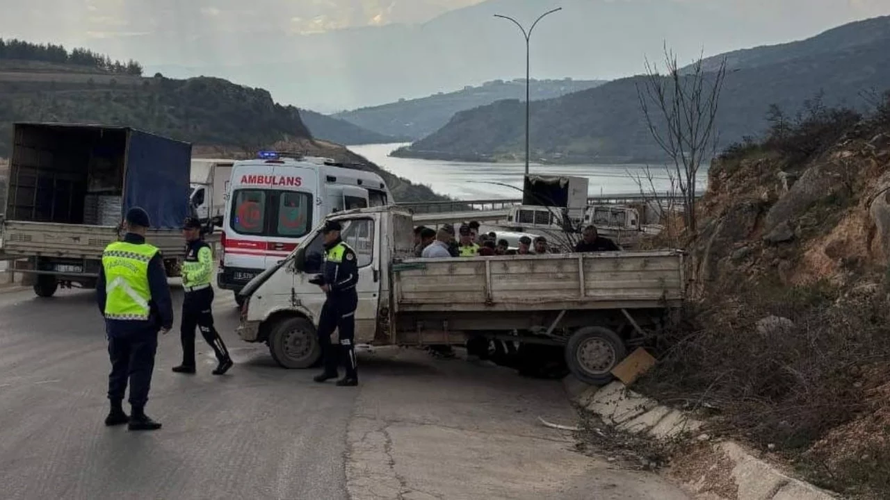 Bursa'da kamyonet  kontrolünü kaybedip yoldan çıktı! 