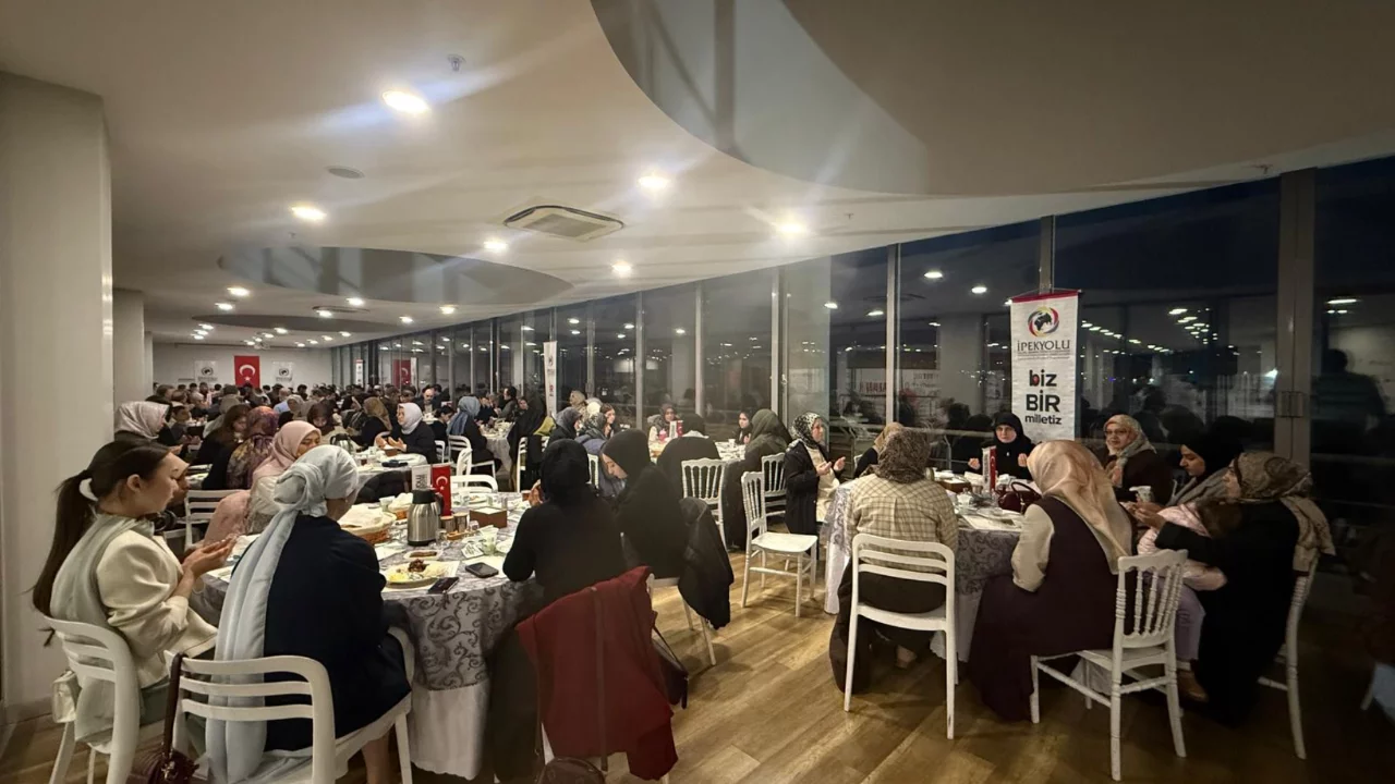 İHH Bursa yönetimi, yabancı uyruklu öğrenciler iftarda buluştu