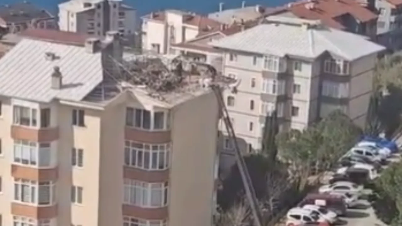 Bursa'da 8 katlı binanın çatısında ölümüne mesai!