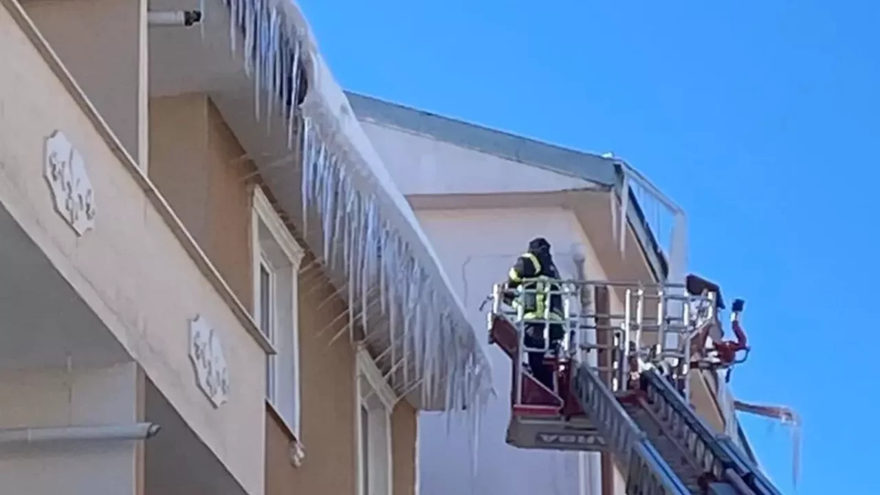 Kars'ta çatılardaki buz sarkıtları kırılıyor
