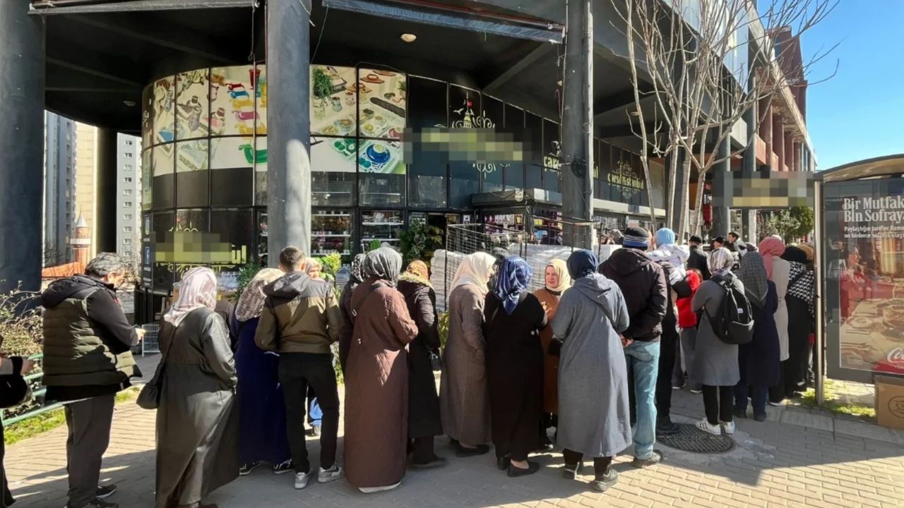 Bursa'da ucuz ürün kuyruğu! Vatandaşlar birbirleriyle yarıştı...