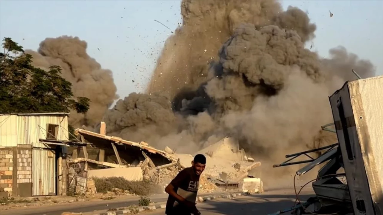 İsrail ordusu ateşkesi ihlal ederek Gazze Şeridi'nin çeşitli bölgelerini bombalamayı sürdürüyor