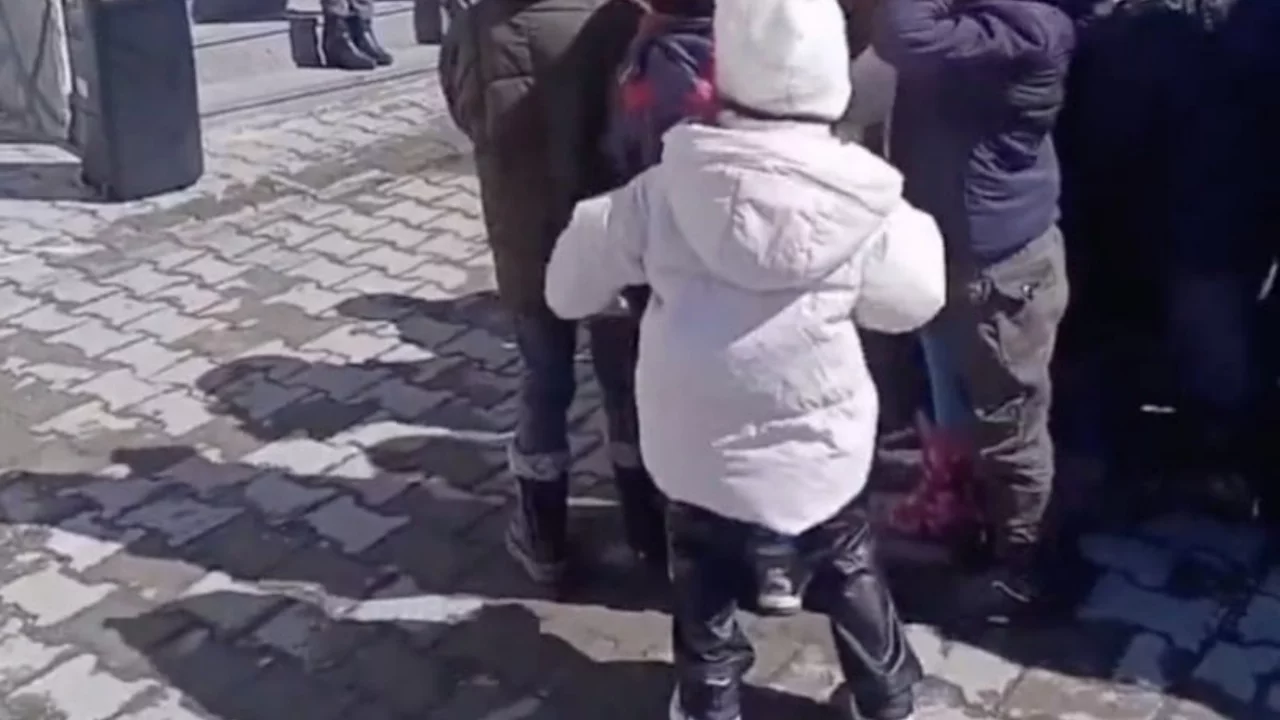 'Kabe'de Hacılar' ilahisi ile dans eden miniğin o anları gülümsetti