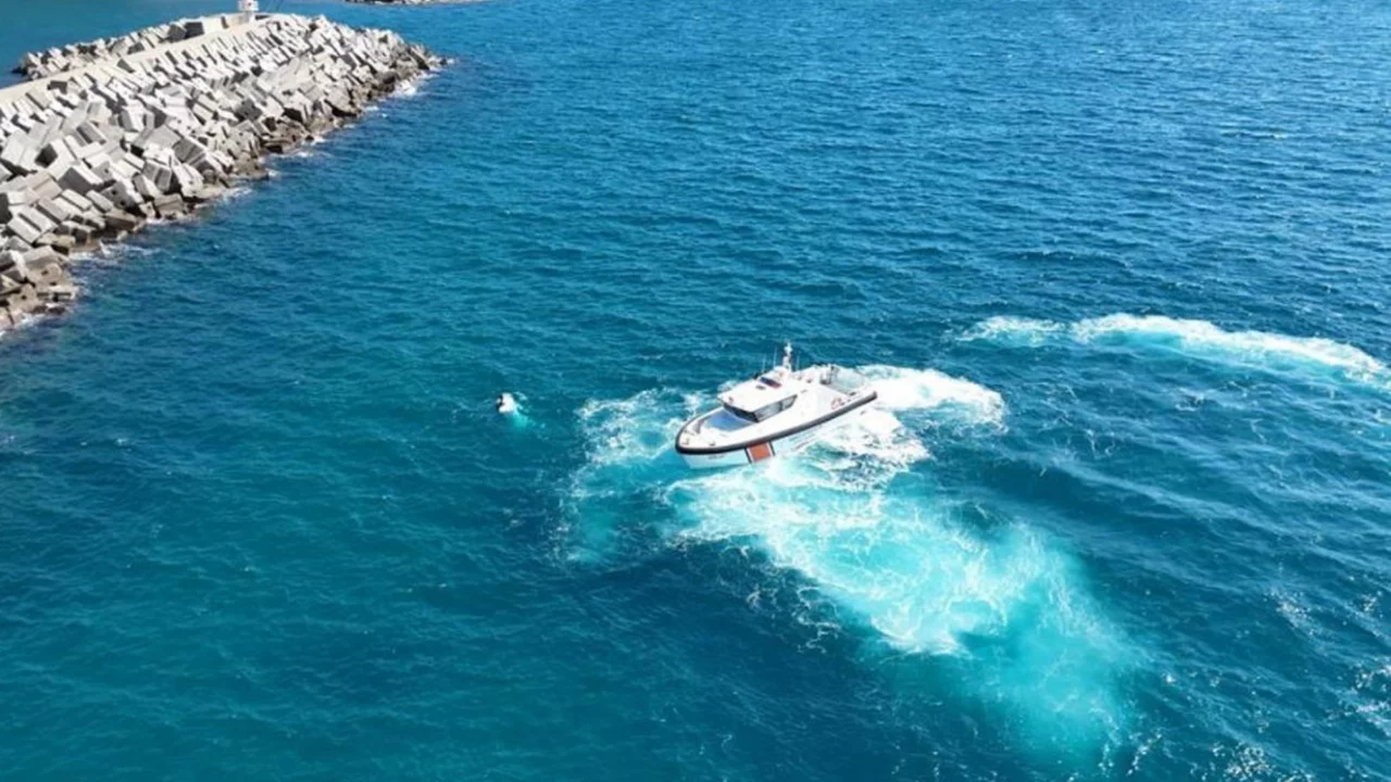 Antalya'da balık&ccedil;ı teknesi battı: 3 kişi son anda denize atlayarak kurtuldu